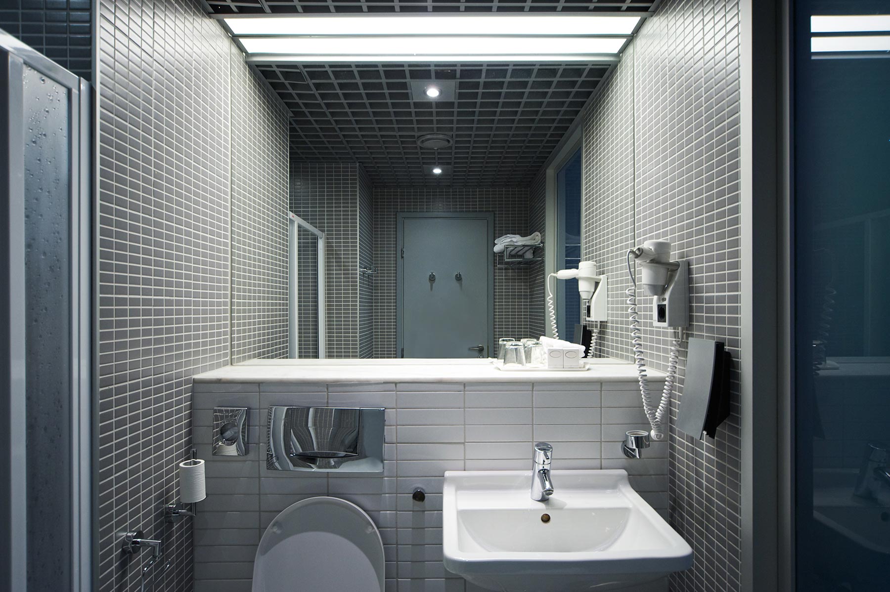 bathroom-interior-PTSQMC9.jpg