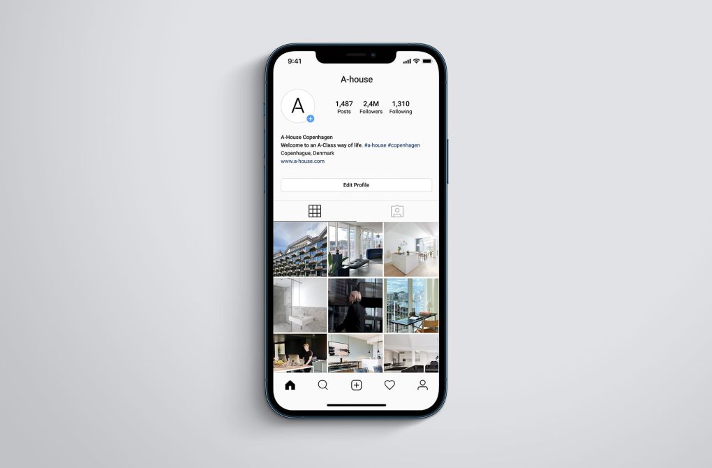 Smartphone mit aufrufbarem Instagram-Profil und Bildern moderner Architektur und Innenräumen.